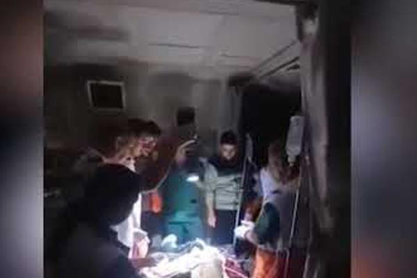 ضوء كشافات الهواتف  إجراء عملية جراحية لأحد مصابى غزة