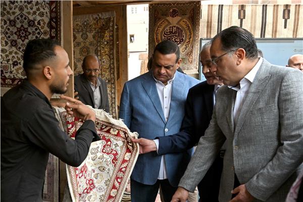 رئيس مجلس الوزراء يتفقُد معرض أيادي مصر