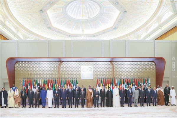 الرئيس عبدالفتاح السيسى يتوسط زعماء ورؤساء الدول العربية والإسلامية فى صورة تذكارية