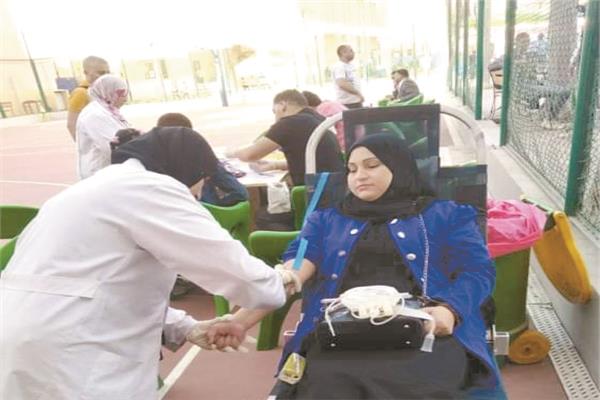 إقبال من الرجال والنساء للتبرع بالدم في مراكز الشباب