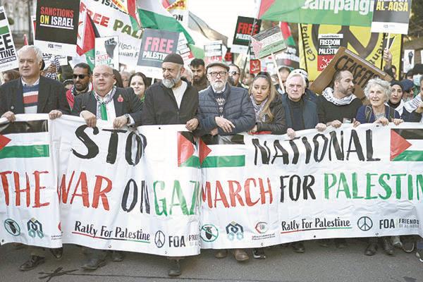 متظاهرون يشاركون فى المسيرة الوطنية من أجل فلسطين وسط لندن           