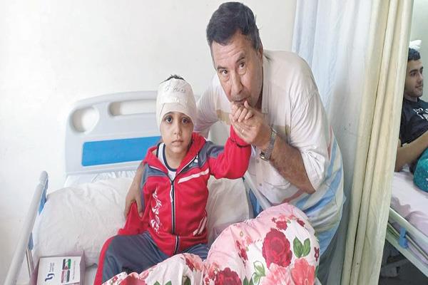 أحد أطفال غزة يتلقى العلاج داخل مستشفى العريش