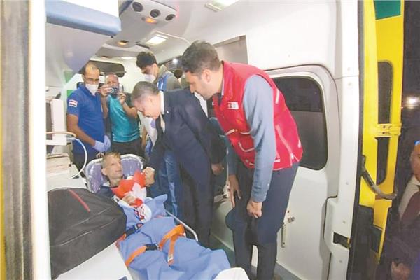 وزير الصحة التركى يطمئن على صحة أحد الأطفال المصابين