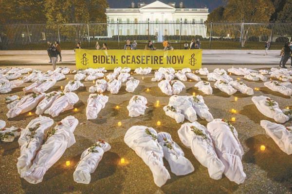 أكياس جثث بيضاء رصت خارج البيت الأبيض خلال تحرك للمطالبة بوقف إطلاق النار