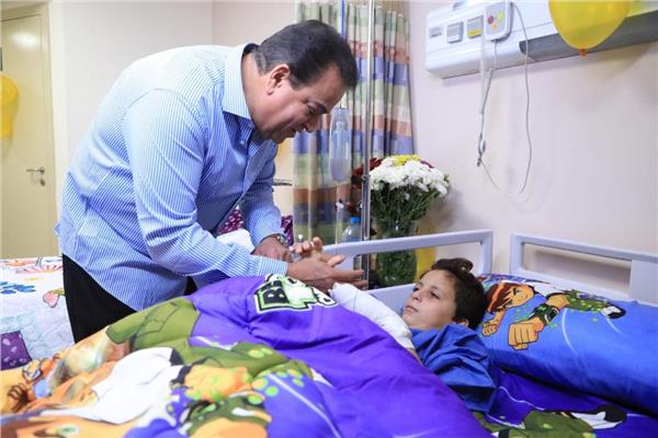 الدكتور خالد عبد الغفار وزير الصحة يطئمن على الطفل عبدالله الكحيل