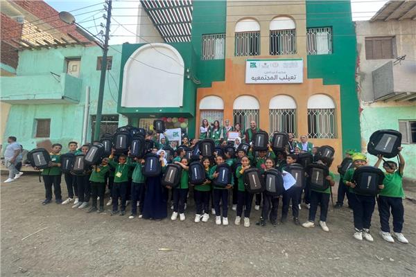 توزيع شنط مدرسية على أطفال المدارس المجتمعية بمحافظة بني سويف  
