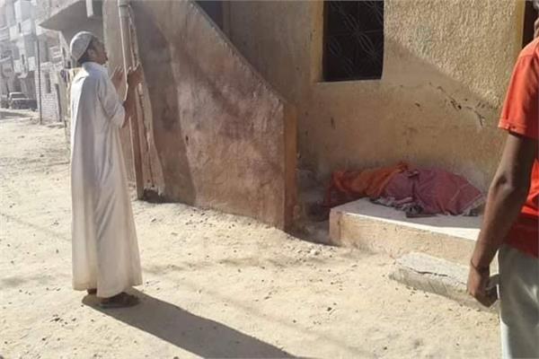 الشاب مصطفى وهو يصلي على جثمان والدته
