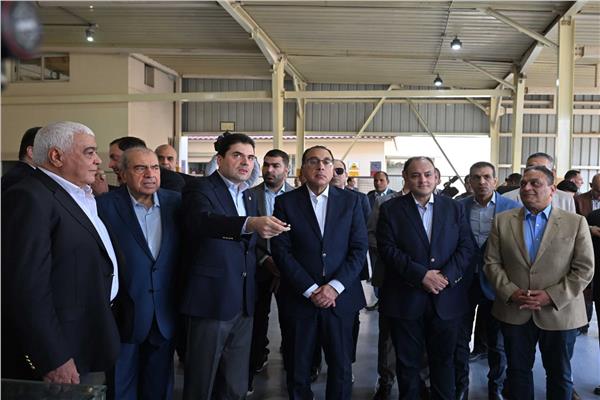 رئيس الوزراء يتفقد مصنع الشركة الألمانية اللبنانية للصناعة