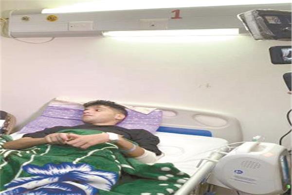 أحد المصابين الفلسطينيين يتلقى العلاج داخل مستشفى العريش