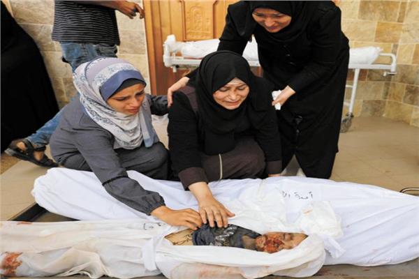 فلسطينية تلقى نظرة الوداع على جثمان طفلها الشهيد فى غزة