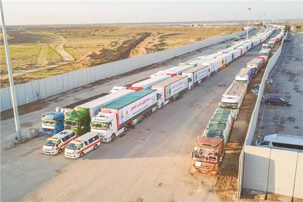 طابور طويل من الشاحنات تحمل المساعدات الإغاثية والغذائية فى انتظار العبور لغزة