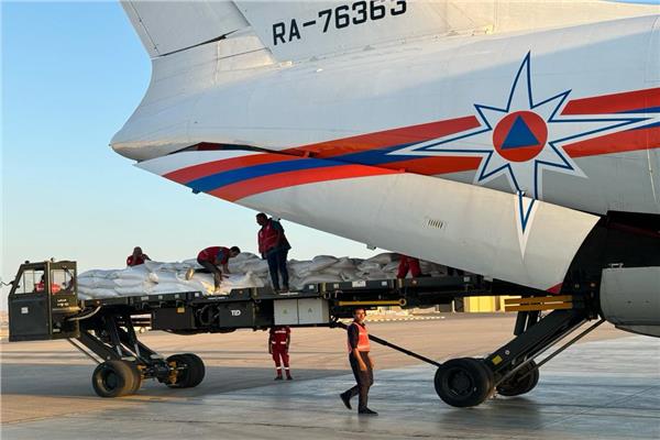 وصول طائرة مساعدات روسية إلى مطار العريش