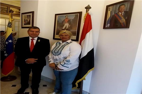 سفير فنزويلا بمصر مع محررة الأخبار