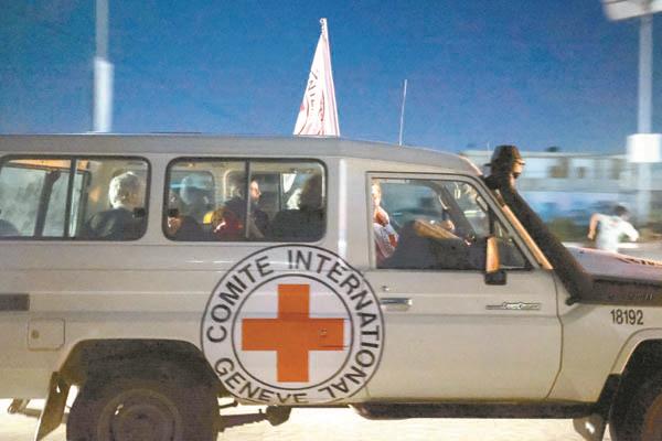 سيارات الصليب الأحمر تحمل الأسرى الإسرائيليين باتجاه معبر رفح    