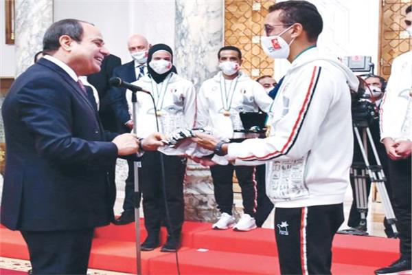 الرئيس السيسي يحرص دائماً على تكريم الأبطال الأولمبيين بمنحهم الأوسمة الرياضية 