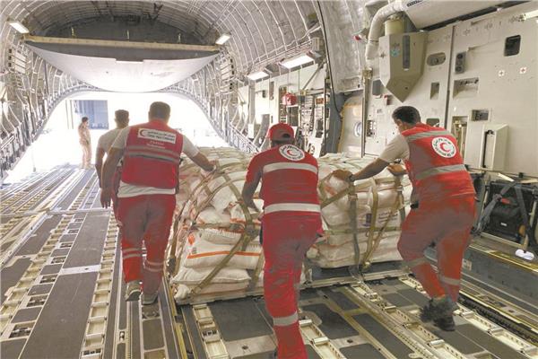 طائرات الإغاثة تفرغ حمولتها فى مطار العريش استعداداً لإرسالها إلى غزة