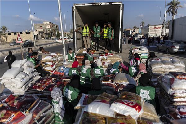 عبور 250 شاحنة منذ الصباح إلى قطاع غزة