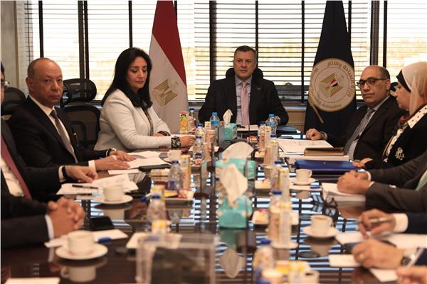  أحمد عيسى وزير السياحة والآثار خلال الاجتماع