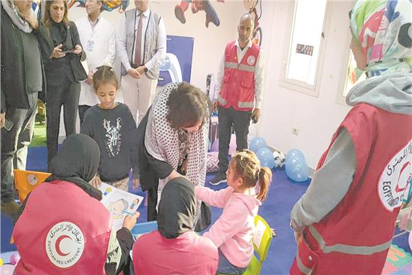 متطوعو الهلال الأحمر خلال تقديم الدعم النفسي لأطفال غزة