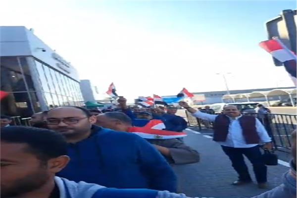 طابور طويل للمصريين بالكويت للمشاركة في الانتخابات الرئاسية    