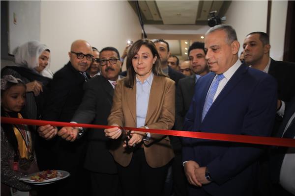 الدكتورة نيفين الكيلاني وزيرة الثقافة، واللواء طارق الفقي محافظ سوهاج خلال الافتتاح