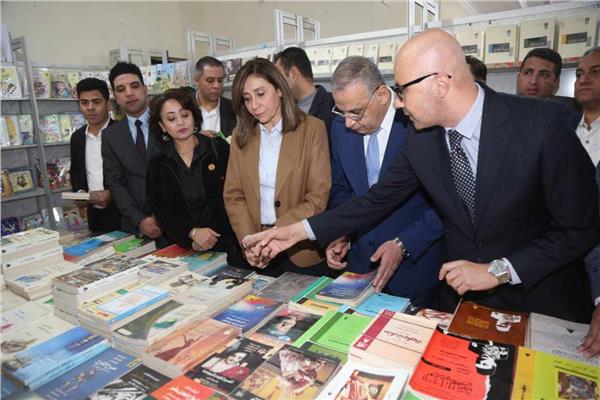 وزيرة الثقافة تفتتح معرض الكتاب بسوهاج