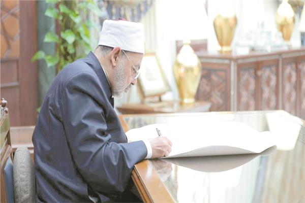 فضيلة الإمام الأكبر د.أحمد الطيب خلال توقيع نداء الضمير