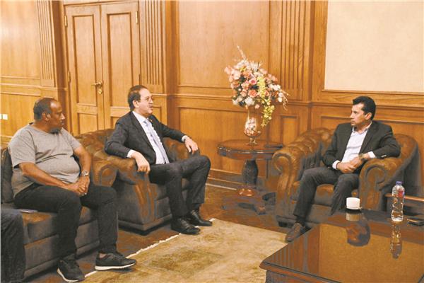 وزير الرياضة خلال اجتماع سابق مع رئيس «الأنوكا»
