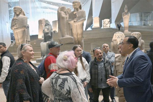 د. مصطفى مدبولى فى حوار مع مجموعة من السياح خلال تفقده المتحف