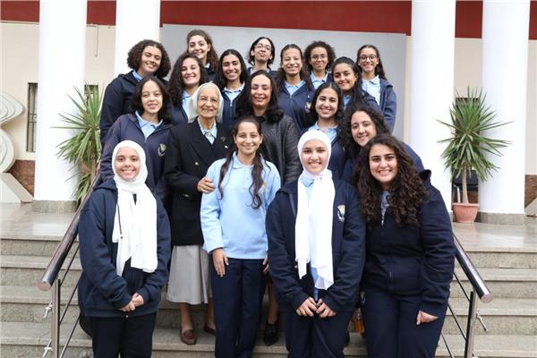 د.مايا مرسي وطالبات مدرسة سان جوزيف والراهبات