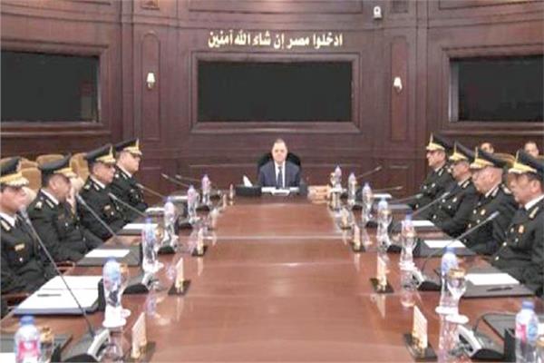 وزير الداخلية في اجتماعه بالسادة مساعدي الوزير للتأكيد على تأكيم العملية الانتخابية