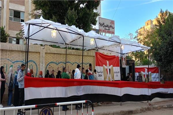 توافد المئات من المواطنين على مدرسة بن النفيس بمدينة نصر للإدلاء بأصواتهم