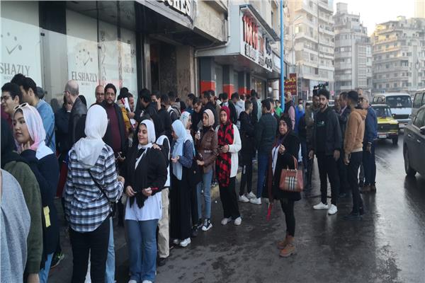 توافد الناخبين امام اللجان الانتخابية بالإسكندرية قبل فتح باب الاقتراع