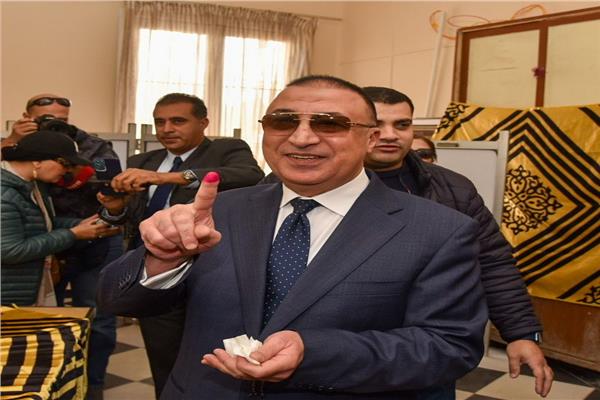 محافظ الإسكندرية خلال الإدلاء بصوته في الانتخابات الرئاسية 2024