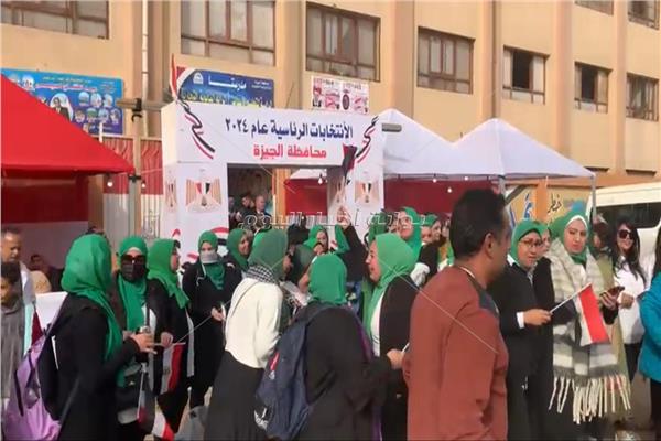 توافد المئات من المواطنين أمام اللجان بمدرسة عثمان بن عفان بكرداسة