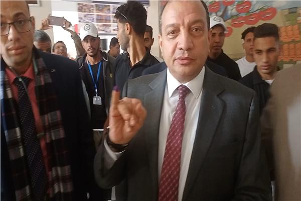 رئيس جامعة بني سويف يدلي بصوته في الإنتخابات الرئاسية بلجنة المغتربين