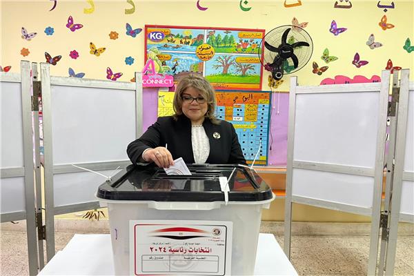 نائبة مجلس الشيوخ تدلي بصوتها في لجنة الشهيد محمد صالح بالإسماعيلية  