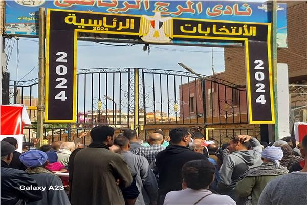 مرددين هتافات خلوا بالكوا من مصر توافد حشود من الناخبين أمام اللجان الإنتخابية بالمرج
