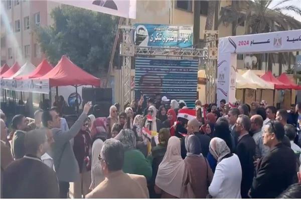 قبائل وعائلات وعواقل شمال سيناء خلال ادلاءهم باصواتهم في الانتخابات الرئاسية