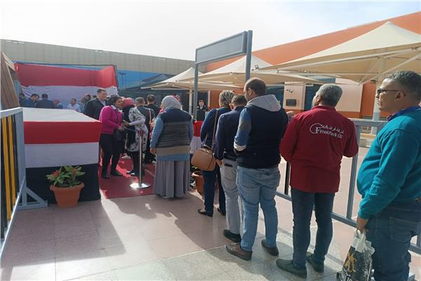 توافد الناخبين على لجان مطار القاهرة للمشاركة في انتخابات الرئاسة 
