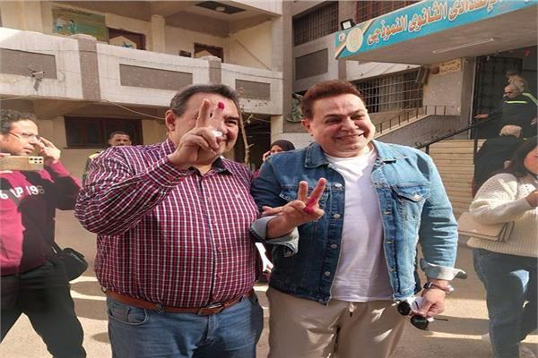 المطرب الشعبي حكيم يدلي بصوته في الانتخابات الرئاسية بمصر الجديدة