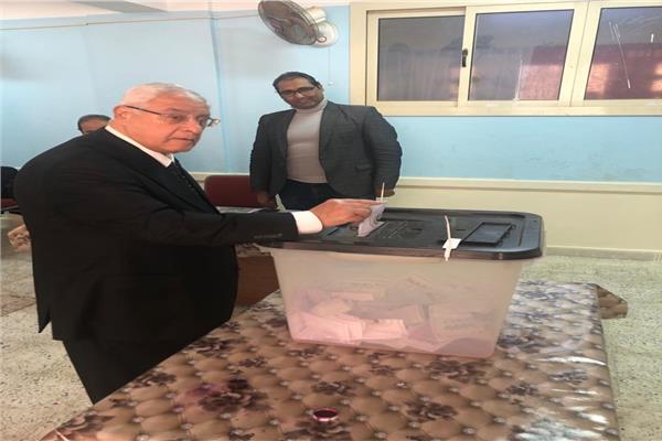 المستشار عدلي منصور يدلي بصوته في الانتخابات الرئاسية