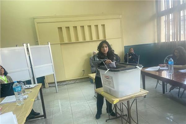 النائبة ميرال جلال الهريدى تدلي بصوتها في الانتخابات الرئاسية