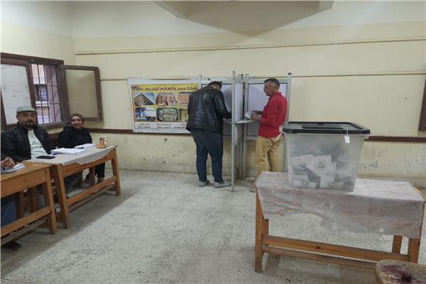 الرجال تتصدر المشهد في انتخابات الرئاسية بلجنة شبرا الثانوية بنين