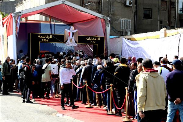حشود الناخبين أمام اللجان الانتخابية - تصوير حسن يوسف