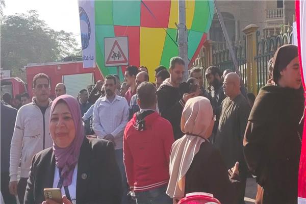 البالون والاعلام تزين مداخل اللجان الانتخابية بمدينة شبين الكوم  