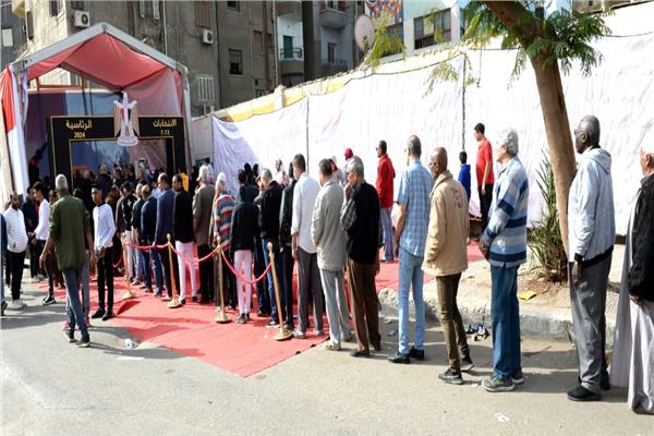 حشود الناخبين أمام اللجان الانتخابية