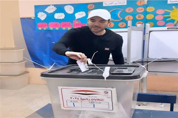 الفنان أحمد عز يدلي بصوته في الانتخابات الرئاسية