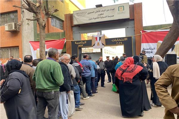 طوابير من الناخبين أمام لجنة مدرسة حدائق حلوان للادلاء باصواتهم في الانتخابات الرئاسية