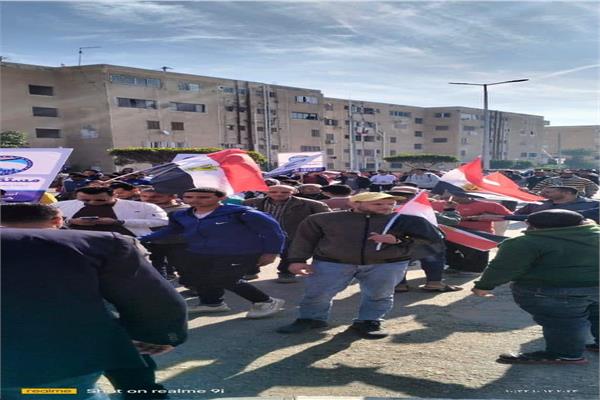 علم مصر يجمع المواطنين ويزين المشهد الانتخابي